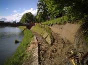 Fußweg zwischen der Öko-Sanierung