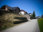 Proti spiranju in posipanju brežine potrosimo seno Proti spiranju in posipanju brežine potrosimo seno