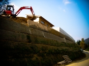 Errichtung einer hohen grünen Böschung Errichtung einer hohen grünen Böschung