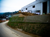 Bio-Stützmauer in der Begrünungsphase.