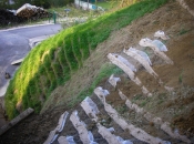 Bereits sanierte Erde und Sanierungsphase.