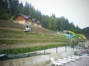 Grüne Stützmauern noch vor Abschluss der Arbeiten