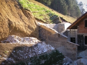 Befestigung und Begrünung eines Grabens hinter dem Haus