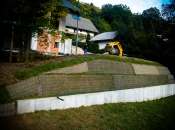 Unsere grüne Stützmauer benötigt keinerlei Fundament Unsere grüne Stützmauer benötigt keinerlei Fundament